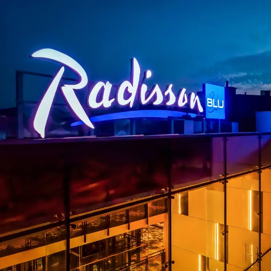 Lettere luminose a LED, hotel Radisson Blu